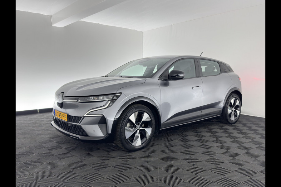 Renault Mégane E-Tech EV60 Optimum Charge Evolution [ 3-Fase ] {SOH-92%} (INCL-BTW) Aut *FULL-LED | DIGI-COCKPIT | NAVI-FULLMAP | CAMERA | COMFORT-SEATS | KEYLESS | ECC | PDC | CRUISE | DAB | CARPLAY | SHIFT-PADDLES | LANE-ASSIST | 18''ALU*
