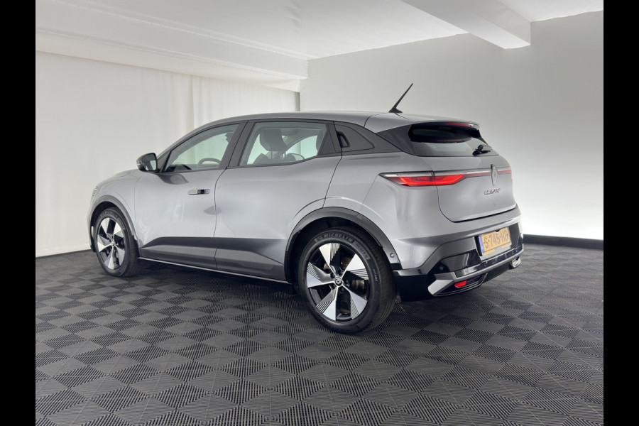 Renault Mégane E-Tech EV60 Optimum Charge Evolution [ 3-Fase ] {SOH-92%} (INCL-BTW) Aut *FULL-LED | DIGI-COCKPIT | NAVI-FULLMAP | CAMERA | COMFORT-SEATS | KEYLESS | ECC | PDC | CRUISE | DAB | CARPLAY | SHIFT-PADDLES | LANE-ASSIST | 18''ALU*