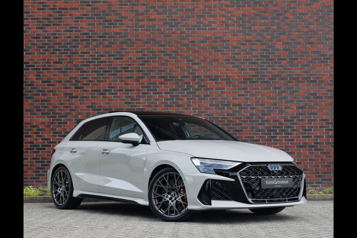 Audi RS3 Sportback 2.5 TFSI quattro | Krijt - Pano - Sonos Audi RS3 Sportback 2.5 TFSI quattro | Krijt - Pano - Sonos
