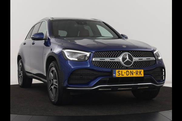 Mercedes-Benz GLC 300e 4Matic AMG | Panoramadak | Two-Tone Leder | 360 Camera | Stoelverwarming | Burmester | Carplay | Digital Cockpit | Keyless | Navigatie | Sfeerverlichting | PHEV | Plug In