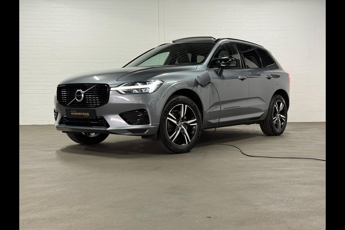 Volvo XC60 2.0 T6 Plug-in hybrid AWD R-Design | Adapt. Cruise control | Trekhaak | Open dak | Stoel-/Stuurwielverwarming Volvo XC60 2.0 T6 Plug-in hybrid AWD R-Design | Adapt. Cruise control | Trekhaak | Open dak | Stoel-/Stuurwielverwarming