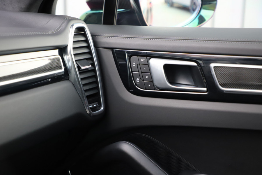 Porsche Cayenne Coupé 3.0 E-Hybrid Aut8 | 463PK | Sport-design | Achterasbesturing | Luchtvering | Matrix-led | Bose | Sport-chrono | Sfeerverlichting