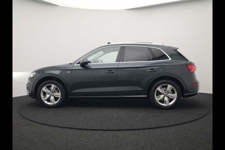 Audi Q5 55 TFSI e Quattro S Line Plug In Hybrid 367pk Dealer O.H PHEV | Luchtvering | Trekhaak af Fabriek | Panodak | Adaptive Cruise | Lederen Sportstoelen Massage & Memory | Head Up | 360 Camera | Keyless | Navigatie | DAB |
