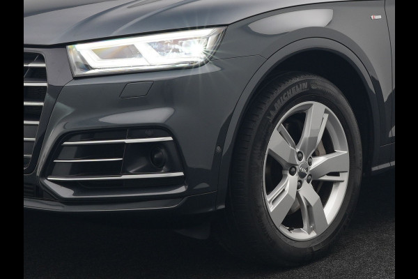 Audi Q5 55 TFSI e Quattro S Line Plug In Hybrid 367pk Dealer O.H PHEV | Luchtvering | Trekhaak af Fabriek | Panodak | Adaptive Cruise | Lederen Sportstoelen Massage & Memory | Head Up | 360 Camera | Keyless | Navigatie | DAB |