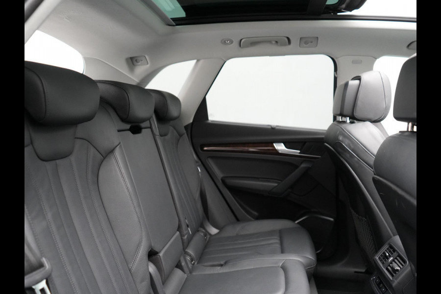Audi Q5 55 TFSI e Quattro S Line Plug In Hybrid 367pk Dealer O.H PHEV | Luchtvering | Trekhaak af Fabriek | Panodak | Adaptive Cruise | Lederen Sportstoelen Massage & Memory | Head Up | 360 Camera | Keyless | Navigatie | DAB |