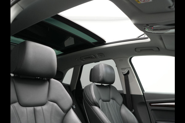 Audi Q5 55 TFSI e Quattro S Line Plug In Hybrid 367pk Dealer O.H PHEV | Luchtvering | Trekhaak af Fabriek | Panodak | Adaptive Cruise | Lederen Sportstoelen Massage & Memory | Head Up | 360 Camera | Keyless | Navigatie | DAB |
