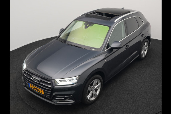 Audi Q5 55 TFSI e Quattro S Line Plug In Hybrid 367pk Dealer O.H PHEV | Luchtvering | Trekhaak af Fabriek | Panodak | Adaptive Cruise | Lederen Sportstoelen Massage & Memory | Head Up | 360 Camera | Keyless | Navigatie | DAB |