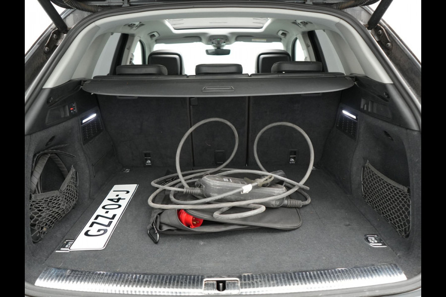 Audi Q5 55 TFSI e Quattro S Line Plug In Hybrid 367pk Dealer O.H PHEV | Luchtvering | Trekhaak af Fabriek | Panodak | Adaptive Cruise | Lederen Sportstoelen Massage & Memory | Head Up | 360 Camera | Keyless | Navigatie | DAB |