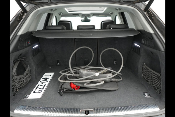 Audi Q5 55 TFSI e Quattro S Line Plug In Hybrid 367pk Dealer O.H PHEV | Luchtvering | Trekhaak af Fabriek | Panodak | Adaptive Cruise | Lederen Sportstoelen Massage & Memory | Head Up | 360 Camera | Keyless | Navigatie | DAB |