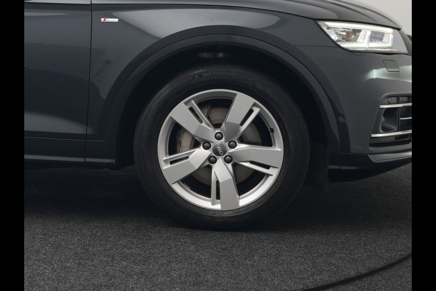 Audi Q5 55 TFSI e Quattro S Line Plug In Hybrid 367pk Dealer O.H PHEV | Luchtvering | Trekhaak af Fabriek | Panodak | Adaptive Cruise | Lederen Sportstoelen Massage & Memory | Head Up | 360 Camera | Keyless | Navigatie | DAB |