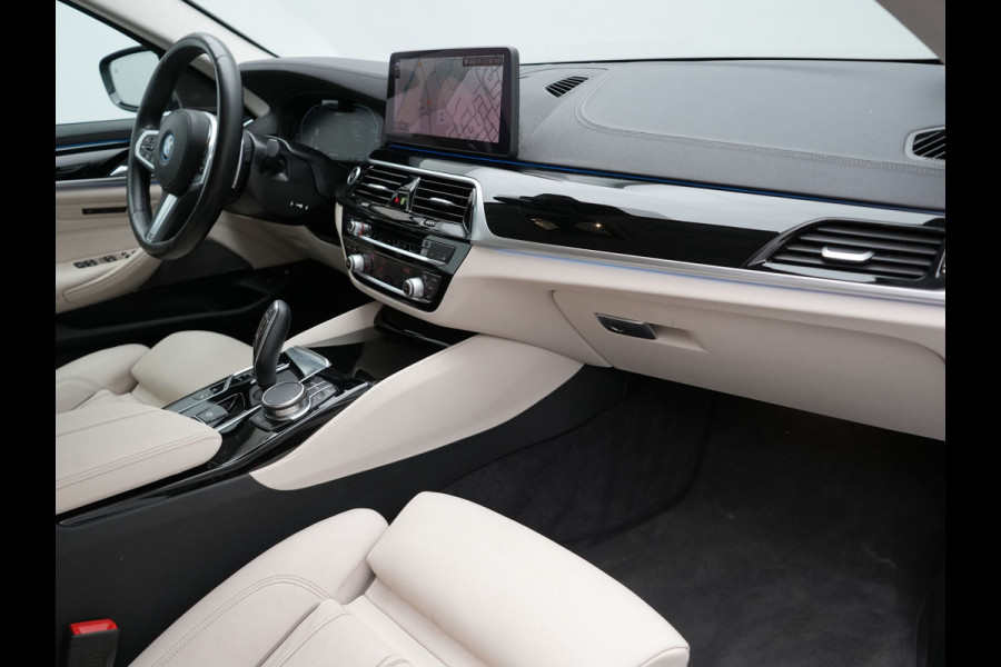BMW 5 Serie Touring 530e High Executive Plug In Hybrid 293pk Dealer O.H PHEV | Lederen Comfortzetels Massage & Memory | Adaptive Cruise | Head Up | 19"L.M | Harman Kardon | Apple Carplay | Sfeerverlichting | Camera |