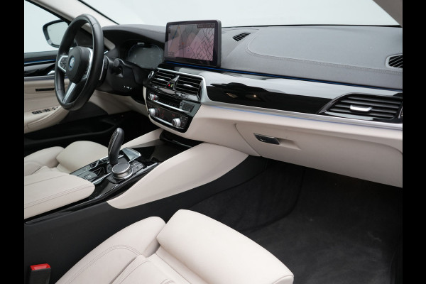 BMW 5 Serie Touring 530e High Executive Plug In Hybrid 293pk Dealer O.H PHEV | Lederen Comfortzetels Massage & Memory | Adaptive Cruise | Head Up | 19"L.M | Harman Kardon | Apple Carplay | Sfeerverlichting | Camera |