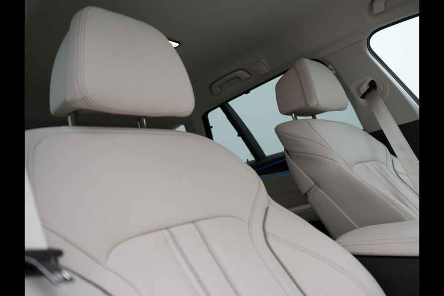 BMW 5 Serie Touring 530e High Executive Plug In Hybrid 293pk Dealer O.H PHEV | Lederen Comfortzetels Massage & Memory | Adaptive Cruise | Head Up | 19"L.M | Harman Kardon | Apple Carplay | Sfeerverlichting | Camera |