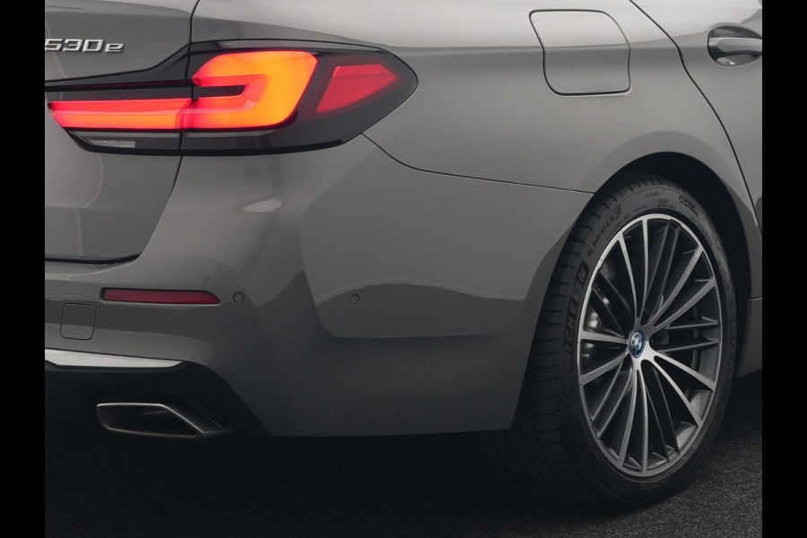 BMW 5 Serie Touring 530e High Executive Plug In Hybrid 293pk Dealer O.H PHEV | Lederen Comfortzetels Massage & Memory | Adaptive Cruise | Head Up | 19"L.M | Harman Kardon | Apple Carplay | Sfeerverlichting | Camera |