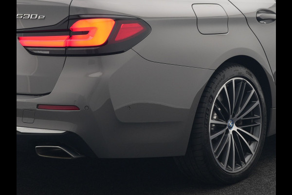 BMW 5 Serie Touring 530e High Executive Plug In Hybrid 293pk Dealer O.H PHEV | Lederen Comfortzetels Massage & Memory | Adaptive Cruise | Head Up | 19"L.M | Harman Kardon | Apple Carplay | Sfeerverlichting | Camera |