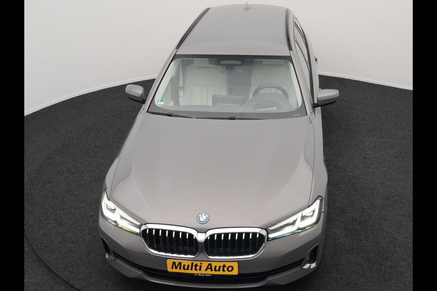BMW 5 Serie Touring 530e High Executive Plug In Hybrid 293pk Dealer O.H PHEV | Lederen Comfortzetels Massage & Memory | Adaptive Cruise | Head Up | 19"L.M | Harman Kardon | Apple Carplay | Sfeerverlichting | Camera |