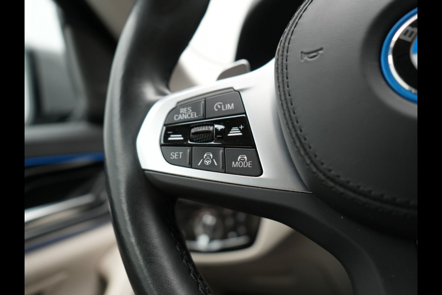 BMW 5 Serie Touring 530e High Executive Plug In Hybrid 293pk Dealer O.H PHEV | Lederen Comfortzetels Massage & Memory | Adaptive Cruise | Head Up | 19"L.M | Harman Kardon | Apple Carplay | Sfeerverlichting | Camera |