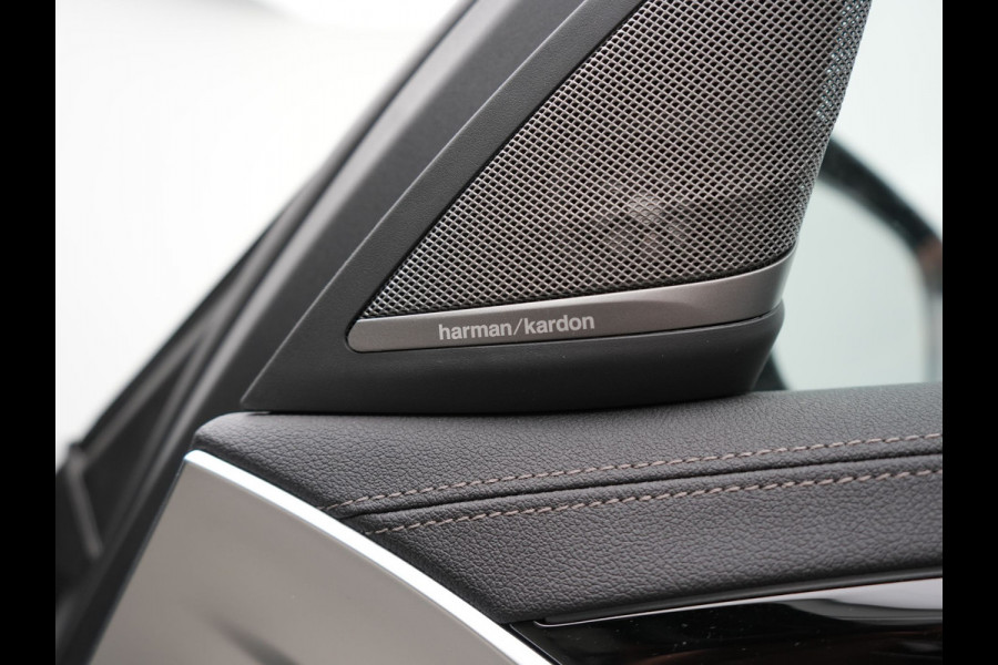 BMW 5 Serie Touring 530e High Executive Plug In Hybrid 293pk Dealer O.H PHEV | Lederen Comfortzetels Massage & Memory | Adaptive Cruise | Head Up | 19"L.M | Harman Kardon | Apple Carplay | Sfeerverlichting | Camera |