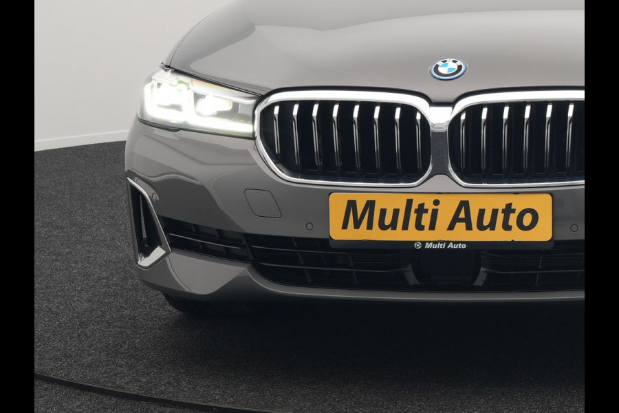 BMW 5 Serie Touring 530e High Executive Plug In Hybrid 293pk Dealer O.H PHEV | Lederen Comfortzetels Massage & Memory | Adaptive Cruise | Head Up | 19"L.M | Harman Kardon | Apple Carplay | Sfeerverlichting | Camera |