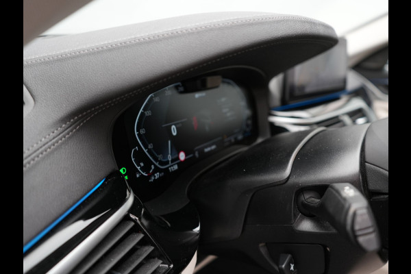 BMW 5 Serie Touring 530e High Executive Plug In Hybrid 293pk Dealer O.H PHEV | Lederen Comfortzetels Massage & Memory | Adaptive Cruise | Head Up | 19"L.M | Harman Kardon | Apple Carplay | Sfeerverlichting | Camera |