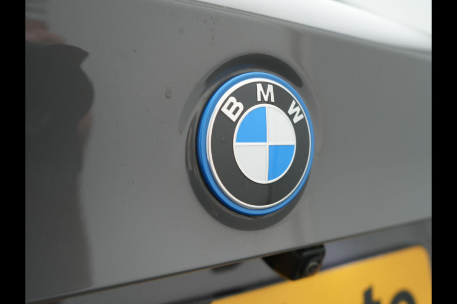 BMW 5 Serie Touring 530e High Executive Plug In Hybrid 293pk Dealer O.H PHEV | Lederen Comfortzetels Massage & Memory | Adaptive Cruise | Head Up | 19"L.M | Harman Kardon | Apple Carplay | Sfeerverlichting | Camera |
