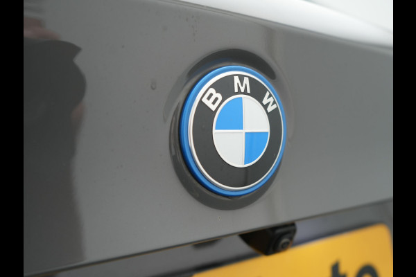 BMW 5 Serie Touring 530e High Executive Plug In Hybrid 293pk Dealer O.H PHEV | Lederen Comfortzetels Massage & Memory | Adaptive Cruise | Head Up | 19"L.M | Harman Kardon | Apple Carplay | Sfeerverlichting | Camera |
