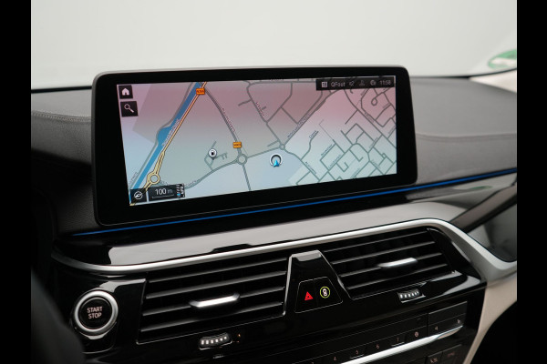 BMW 5 Serie Touring 530e High Executive Plug In Hybrid 293pk Dealer O.H PHEV | Lederen Comfortzetels Massage & Memory | Adaptive Cruise | Head Up | 19"L.M | Harman Kardon | Apple Carplay | Sfeerverlichting | Camera |