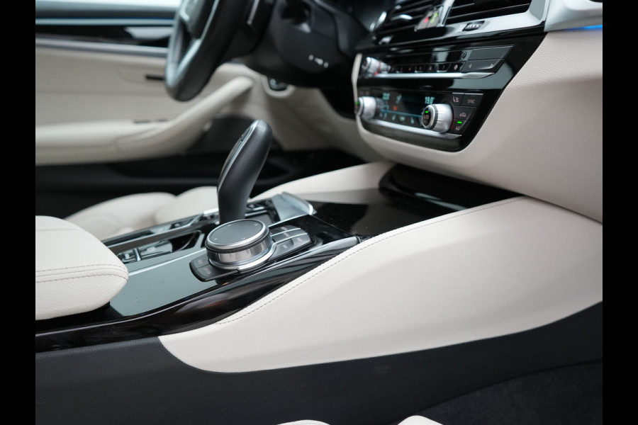 BMW 5 Serie Touring 530e High Executive Plug In Hybrid 293pk Dealer O.H PHEV | Lederen Comfortzetels Massage & Memory | Adaptive Cruise | Head Up | 19"L.M | Harman Kardon | Apple Carplay | Sfeerverlichting | Camera |