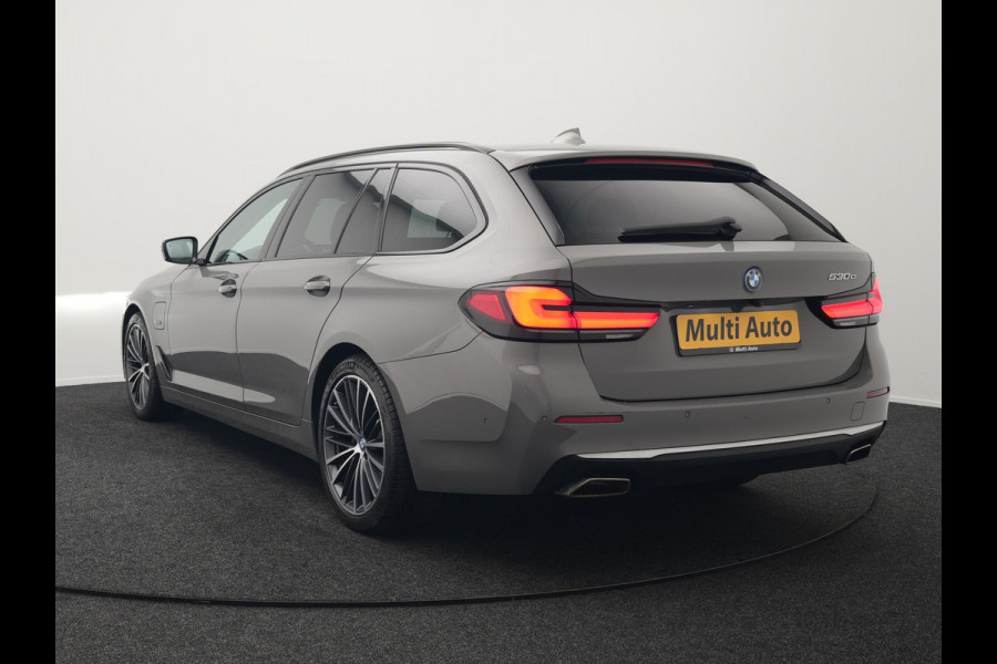 BMW 5 Serie Touring 530e High Executive Plug In Hybrid 293pk Dealer O.H PHEV | Lederen Comfortzetels Massage & Memory | Adaptive Cruise | Head Up | 19"L.M | Harman Kardon | Apple Carplay | Sfeerverlichting | Camera |