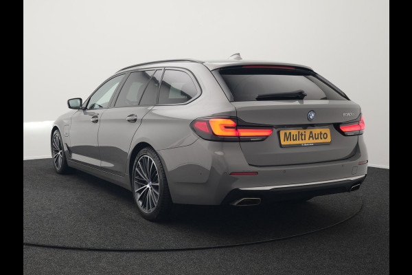 BMW 5 Serie Touring 530e High Executive Plug In Hybrid 293pk Dealer O.H PHEV | Lederen Comfortzetels Massage & Memory | Adaptive Cruise | Head Up | 19"L.M | Harman Kardon | Apple Carplay | Sfeerverlichting | Camera |
