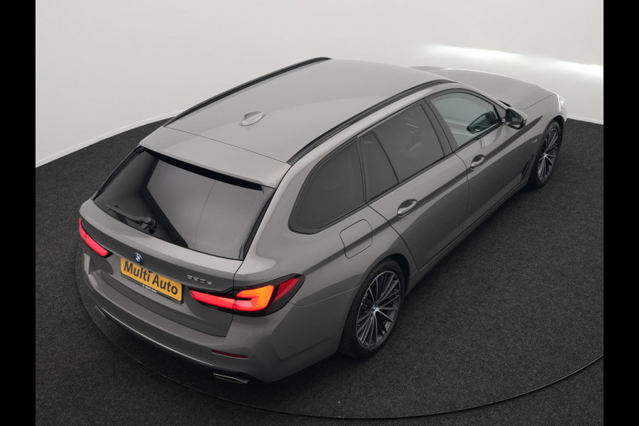 BMW 5 Serie Touring 530e High Executive Plug In Hybrid 293pk Dealer O.H PHEV | Lederen Comfortzetels Massage & Memory | Adaptive Cruise | Head Up | 19"L.M | Harman Kardon | Apple Carplay | Sfeerverlichting | Camera |
