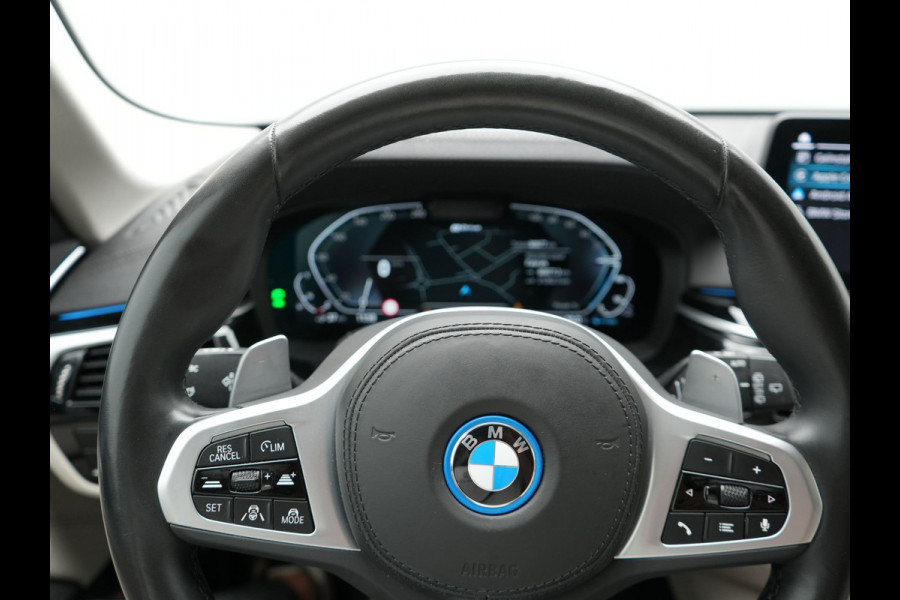 BMW 5 Serie Touring 530e High Executive Plug In Hybrid 293pk Dealer O.H PHEV | Lederen Comfortzetels Massage & Memory | Adaptive Cruise | Head Up | 19"L.M | Harman Kardon | Apple Carplay | Sfeerverlichting | Camera |