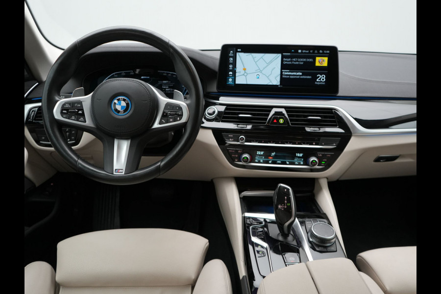 BMW 5 Serie Touring 530e High Executive Plug In Hybrid 293pk Dealer O.H PHEV | Lederen Comfortzetels Massage & Memory | Adaptive Cruise | Head Up | 19"L.M | Harman Kardon | Apple Carplay | Sfeerverlichting | Camera |