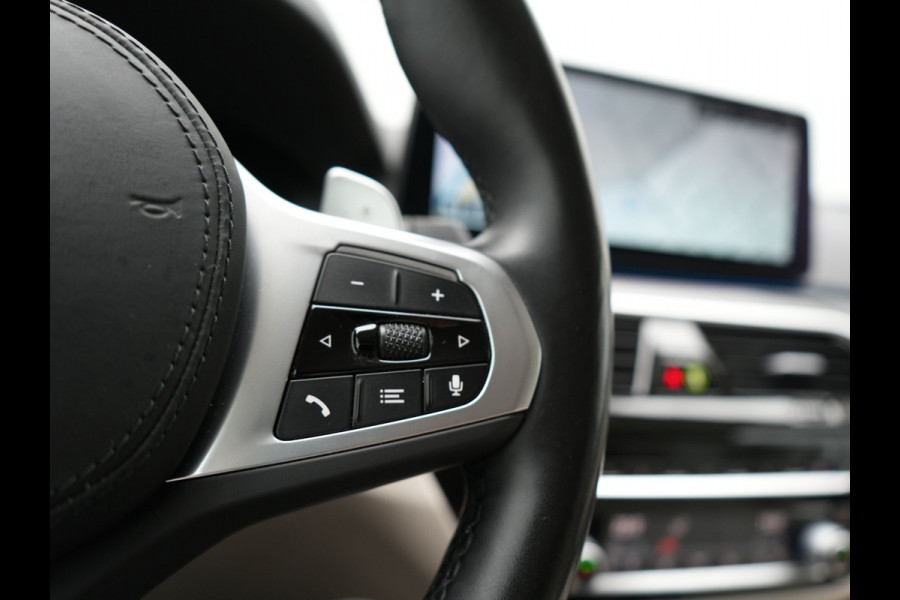 BMW 5 Serie Touring 530e High Executive Plug In Hybrid 293pk Dealer O.H PHEV | Lederen Comfortzetels Massage & Memory | Adaptive Cruise | Head Up | 19"L.M | Harman Kardon | Apple Carplay | Sfeerverlichting | Camera |