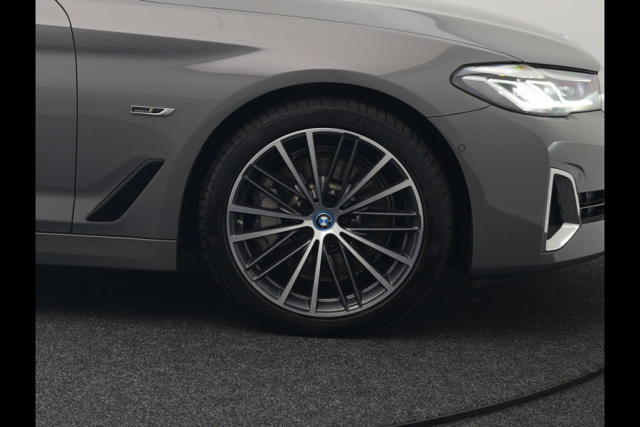 BMW 5 Serie Touring 530e High Executive Plug In Hybrid 293pk Dealer O.H PHEV | Lederen Comfortzetels Massage & Memory | Adaptive Cruise | Head Up | 19"L.M | Harman Kardon | Apple Carplay | Sfeerverlichting | Camera |