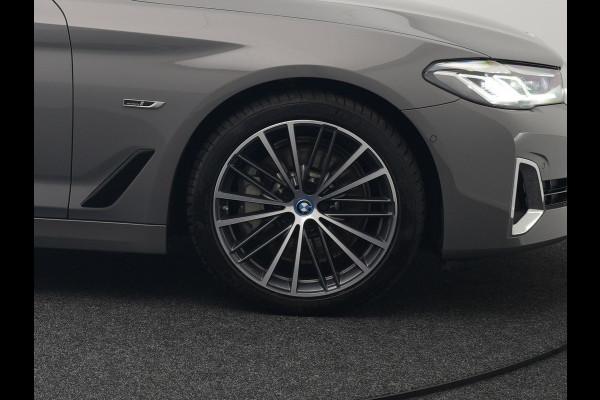 BMW 5 Serie Touring 530e High Executive Plug In Hybrid 293pk Dealer O.H PHEV | Lederen Comfortzetels Massage & Memory | Adaptive Cruise | Head Up | 19"L.M | Harman Kardon | Apple Carplay | Sfeerverlichting | Camera |