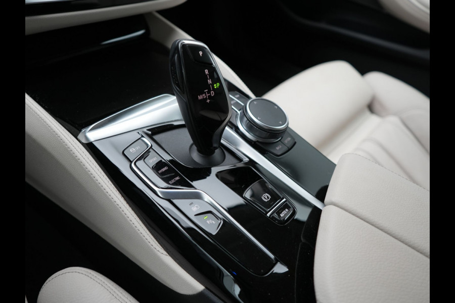 BMW 5 Serie Touring 530e High Executive Plug In Hybrid 293pk Dealer O.H PHEV | Lederen Comfortzetels Massage & Memory | Adaptive Cruise | Head Up | 19"L.M | Harman Kardon | Apple Carplay | Sfeerverlichting | Camera |