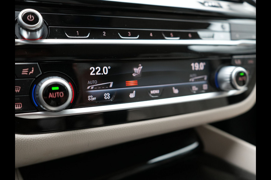 BMW 5 Serie Touring 530e High Executive Plug In Hybrid 293pk Dealer O.H PHEV | Lederen Comfortzetels Massage & Memory | Adaptive Cruise | Head Up | 19"L.M | Harman Kardon | Apple Carplay | Sfeerverlichting | Camera |