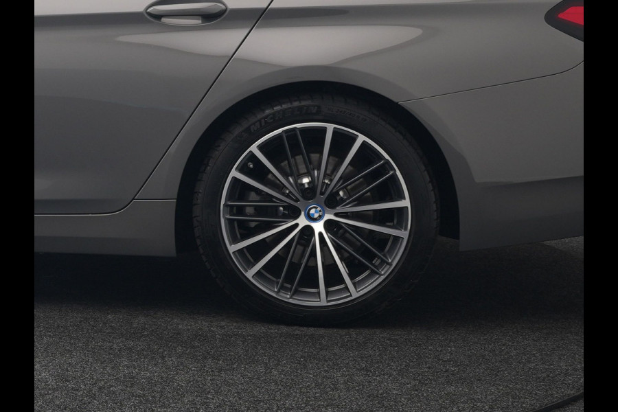 BMW 5 Serie Touring 530e High Executive Plug In Hybrid 293pk Dealer O.H PHEV | Lederen Comfortzetels Massage & Memory | Adaptive Cruise | Head Up | 19"L.M | Harman Kardon | Apple Carplay | Sfeerverlichting | Camera |