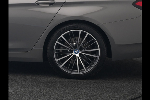 BMW 5 Serie Touring 530e High Executive Plug In Hybrid 293pk Dealer O.H PHEV | Lederen Comfortzetels Massage & Memory | Adaptive Cruise | Head Up | 19"L.M | Harman Kardon | Apple Carplay | Sfeerverlichting | Camera |