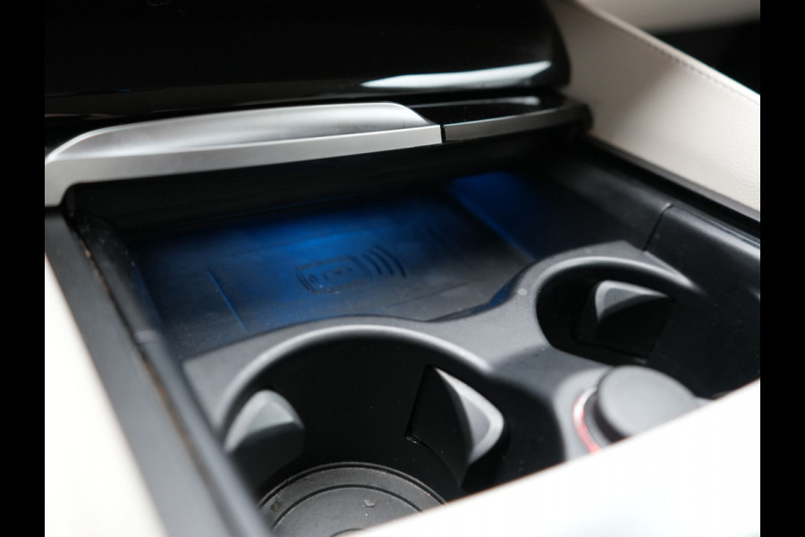 BMW 5 Serie Touring 530e High Executive Plug In Hybrid 293pk Dealer O.H PHEV | Lederen Comfortzetels Massage & Memory | Adaptive Cruise | Head Up | 19"L.M | Harman Kardon | Apple Carplay | Sfeerverlichting | Camera |