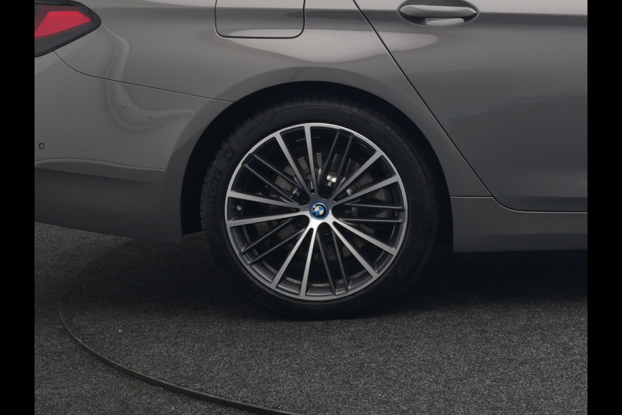 BMW 5 Serie Touring 530e High Executive Plug In Hybrid 293pk Dealer O.H PHEV | Lederen Comfortzetels Massage & Memory | Adaptive Cruise | Head Up | 19"L.M | Harman Kardon | Apple Carplay | Sfeerverlichting | Camera |