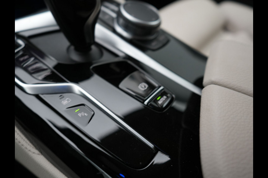 BMW 5 Serie Touring 530e High Executive Plug In Hybrid 293pk Dealer O.H PHEV | Lederen Comfortzetels Massage & Memory | Adaptive Cruise | Head Up | 19"L.M | Harman Kardon | Apple Carplay | Sfeerverlichting | Camera |