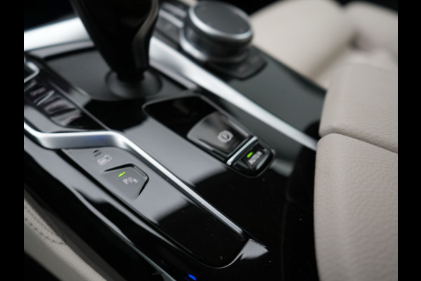 BMW 5 Serie Touring 530e High Executive Plug In Hybrid 293pk Dealer O.H PHEV | Lederen Comfortzetels Massage & Memory | Adaptive Cruise | Head Up | 19"L.M | Harman Kardon | Apple Carplay | Sfeerverlichting | Camera |