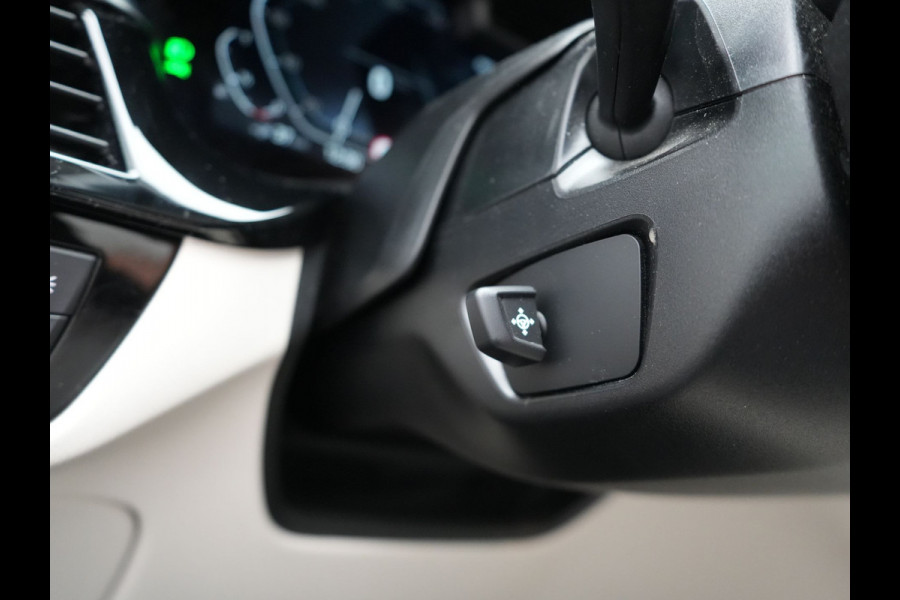 BMW 5 Serie Touring 530e High Executive Plug In Hybrid 293pk Dealer O.H PHEV | Lederen Comfortzetels Massage & Memory | Adaptive Cruise | Head Up | 19"L.M | Harman Kardon | Apple Carplay | Sfeerverlichting | Camera |