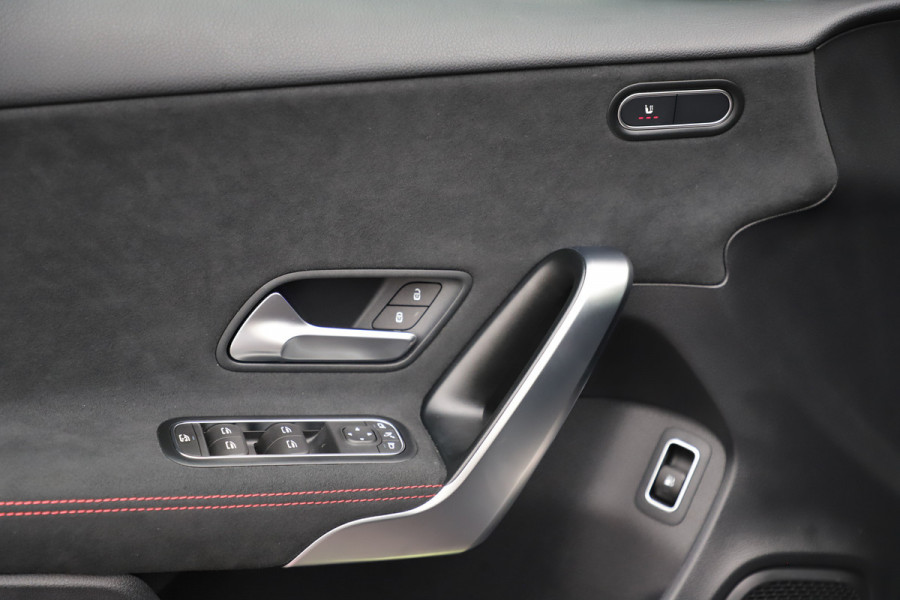 Mercedes-Benz A-Klasse 250 e AMG Aut8 | 218PK | Pano | Sfeerverlichting | Stoelverwarming | Keyles-go | Multi-beam | 2023.