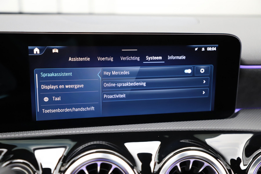 Mercedes-Benz A-Klasse 250 e AMG Aut8 | 218PK | Pano | Sfeerverlichting | Stoelverwarming | Keyles-go | Multi-beam | 2023.