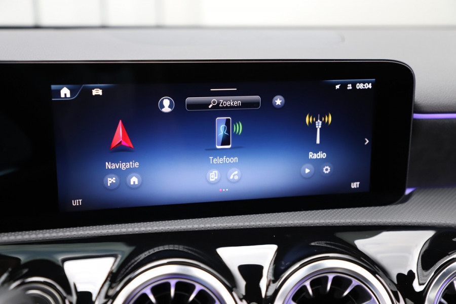Mercedes-Benz A-Klasse 250 e AMG Aut8 | 218PK | Pano | Sfeerverlichting | Stoelverwarming | Keyles-go | Multi-beam | 2023.