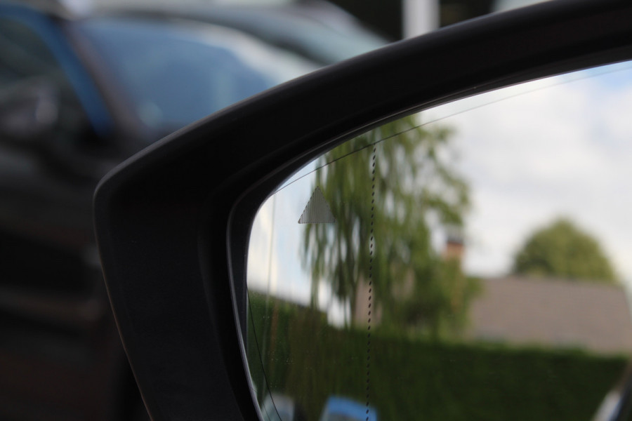 Mazda CX-30 2.0 e-SkyActiv-X M Hybrid Luxury / Schiufdak / Camera / Head-up / Leder / 18'' / Navigatie / Stoelverwarming / DAB / ACC