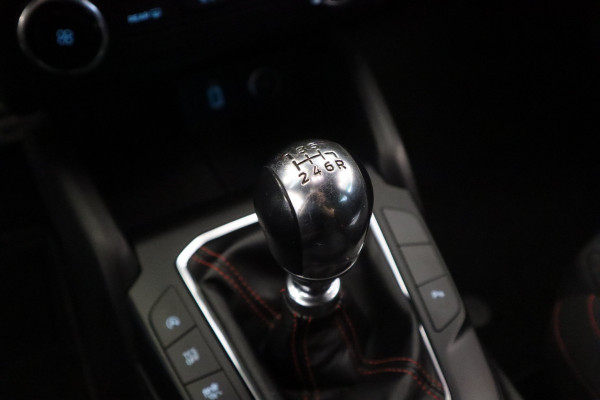 Ford Focus 1.0 EcoBoost ST Line Business CruiseControl Navigatie Laneassist 18''LM PDC